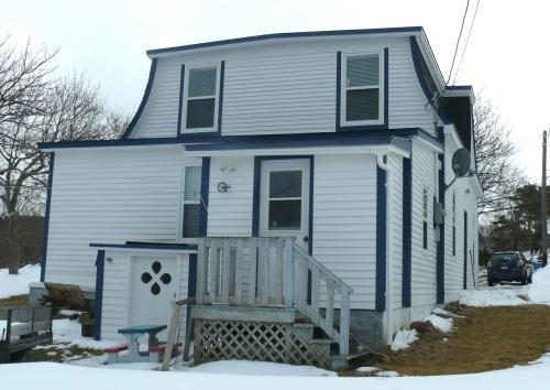 View of the right facade of the Miller House, Topsail, CBS, NL showing the side porch. Photo taken 2010. ; HFNL/Andrea O'Brien 2010