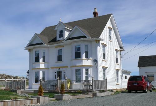 View of the front and right facades of Ephraim Jacobs House, Hart's Cove, Durrell, Twillingate, NL. Photo taken 2009. ; HFNL/Andrea O'Brien 2010