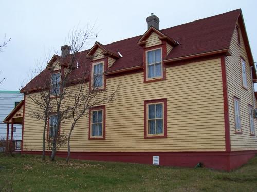 View of the front facade of Loveridge House, Twillingate, NL. Photo taken 2004. ; HFNL/Andrea O'Brien 2010