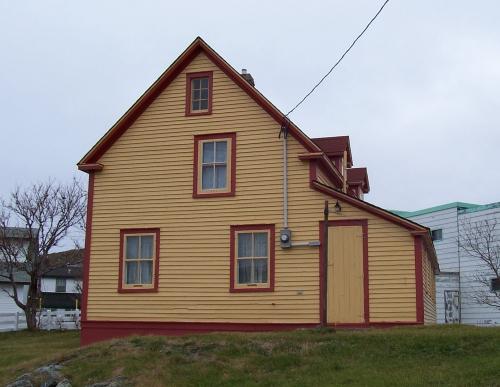 View of the right facade of Loveridge House, Twillingate, NL. Photo taken 2004. ; HFNL/Andrea O'Brien 2010