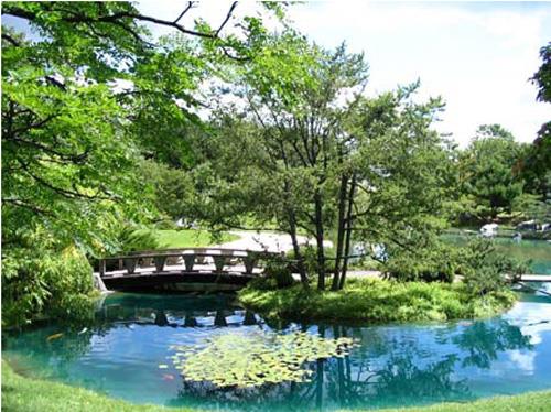 General view of the Montréal Botanical Garden National Historic Site of Canada, showing the naturalistic, modern Japanese Garden, 2006.; Parks Canada Agency/Agence Parcs Canada, Nathalie Clerk, 2006.