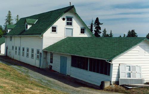 General view of Building 28, showing its exterior cladding of bevelled wood siding and evenly-spaced wood sash windows, 1993.; Department of Agriculture / Ministère de l'Agriculture, 1993.