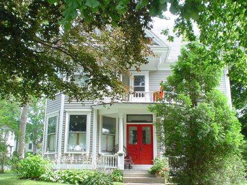 Samuel Herman House, New Town Lunenburg, front façade, 2004; Heritage Division, Nova Scotia Department of Tourism, Culture and Heritage, 2004