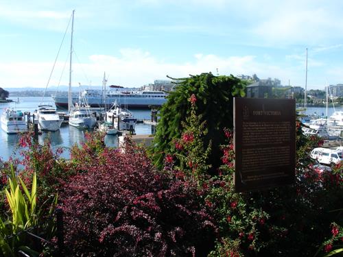 General view of Fort Victoria, showing its commemorative plaque, 2009.; Parks Canada Agency / Agence Parcs Canada, Tara Sharma, 2009.
