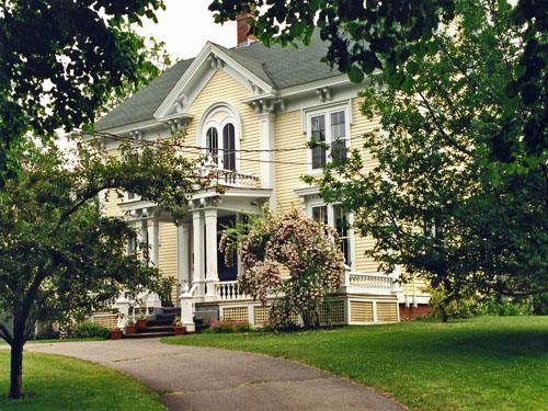Detail view of Annapolis Royal Historic District, showing an example of the 19th- and 20th-century buildings set back from the street on large lots.; Parks Canada Agency / Agence Parcs Canada, Ian Doull.