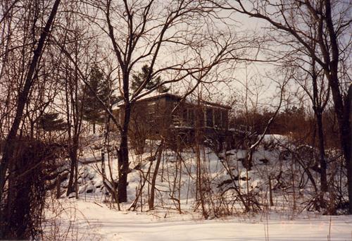 General view of the left façade of the Defensible Lockmaster’s House, 1987.; Parks Canada Agency / Agence Parcs Canada, 1987.