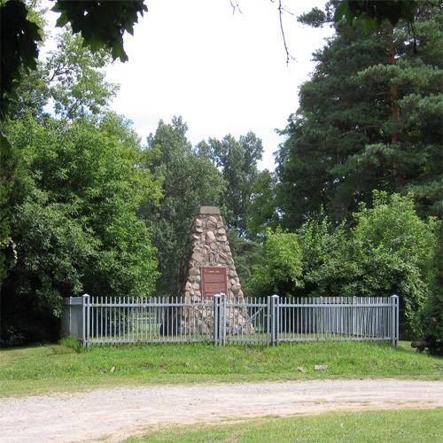 General view of the Historic Sites and Monuments Board of Canada plaque and cairn, 2005.; Parks Canada Agency/Agence parcs Canada, 2005.