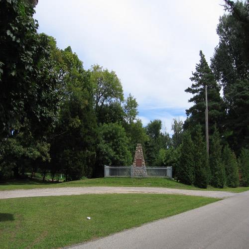 General view of the Historic Sites and Monuments Board of Canada plaque and cairn, 2005.; Parks Canada Agency/Agence parcs Canada, 2005.