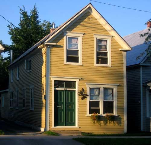 Image of 871 Charlotte Street, showing western side of dwelling; City of Fredericton