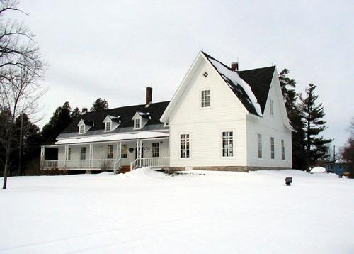 General view of the Sir John Johnson House showing the T shaped plan.; Parks Canada Agency / Agence Parcs Canada, 2003.