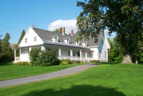 General view of the Sir John Johnson House showing the trellised verandah.; Parks Canada Agency / Agence Parcs Canada, 2005.