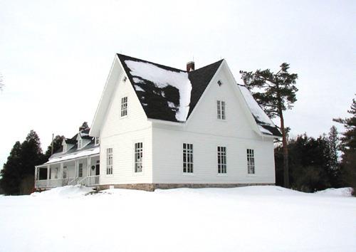 General view of Sir John Johnson House showing the regularly arranged, multi-pane, sash windows.; Parks Canada Agency / Agence Parcs Canada, 2003.