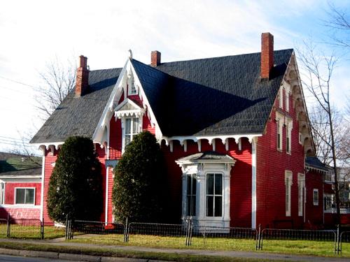 Image of 279 Regent Street, showing north façade of the dwelling; City of Fredericton