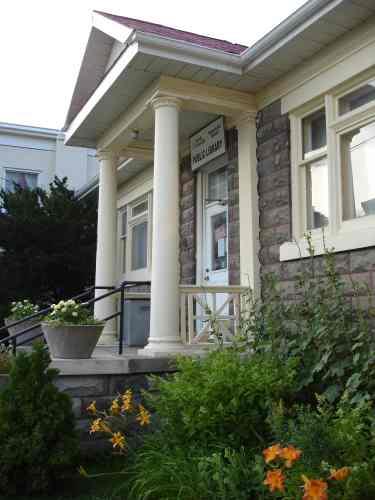 Front entrance and window detail; RHI 2006