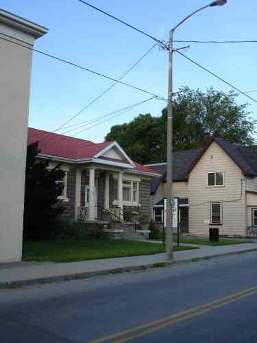 Showing location and proximity to the street; RHI 2006