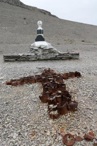 General view of the surrounding of Northumberland House, showing a tin can cross and the monument to Franklin, 2015.; Parks Canada Agency | Agence Parcs Canada, A. Fitzsimmons, 2015.