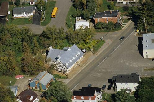 Relais de poste de Deschambault; Ministère de la Culture, des Communications et de la Condition féminine, Pierre Lahoud, 2004