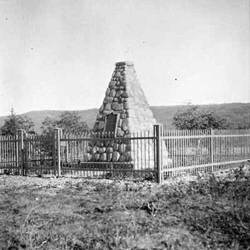 View of HSMBC cairn and plaque erected in 1929; Parks Canada / Parcs Canada, 1989