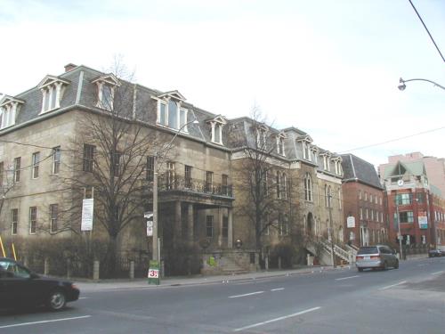 Panoramic view of the Bank of Upper Canada Building (left) demonstrating the organization of the original structure, with seven bays on the façade and four bays along the sides, creating a broad but compact mass compatible with its surroundings, 2003.; Parks Canada Agency / Agence Parcs Canada, 2003.