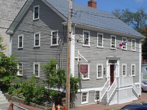 Knaut-Rhuland House, Old Town Lunenburg, front façade, 2004; Heritage Division, NS Dept. of Tourism, Culture and Heritage