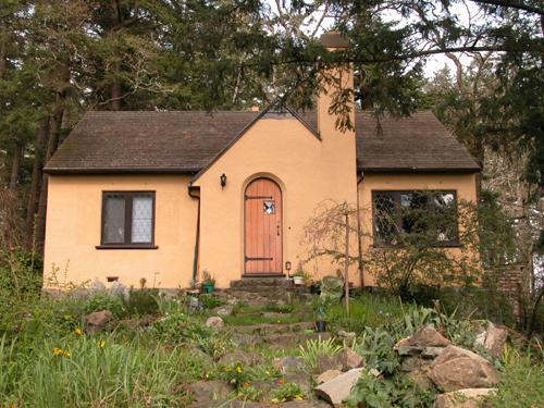 Exterior view of Stranton Lodge.; Derek Trachsel, District of Saanich, 2004.