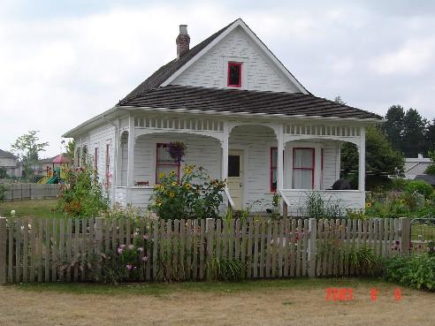 Exterior view of the Lamb/Stirling House, August 2003.; Township of Langley, Julie MacDonald, 2003.