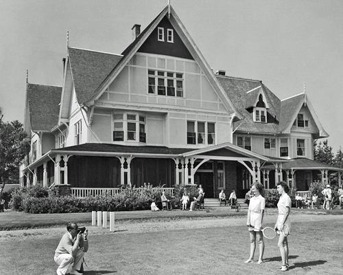 General view of Dalvay-by-the-Sea showing its asymmetrical, two-and-a-half-storey composition.; Parks Canada Agency / Agence Parcs Canada.