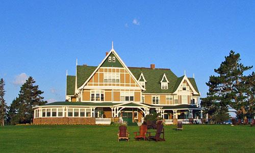 General view of Dalvay-by-the-Sea showing the encircling verandah and adjoining porte-cochère.; Parks Canada Agency / Agence Parcs Canada.