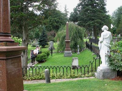 Sir John A. Macdonald family plot, surrounded by a low metal fence; Parks Canada / Parcs Canada, 2009 (Rhona Goodspeed)