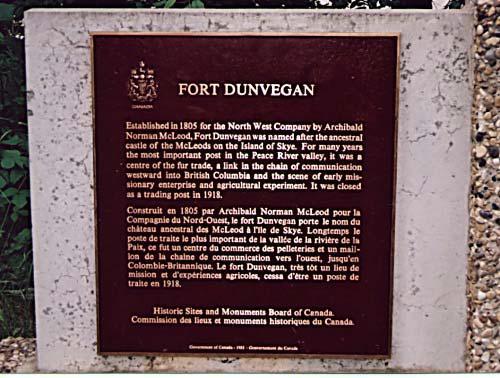 Image of HSMBC plaque at Fort Dunvegan; Parks Canada | Parcs Canada