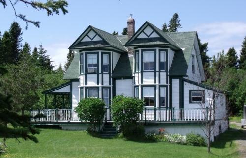 View of the front and right facades of Pelley House, Boyd's Cove, NL. Photo taken 2011. ; HFNL 2011