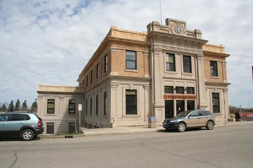 Façade from southwest of the Canadian Pacific Railway Station, Brandon, 2012; Historic Resources Branch, Manitoba Culture, Heritage and Tourism, 2013