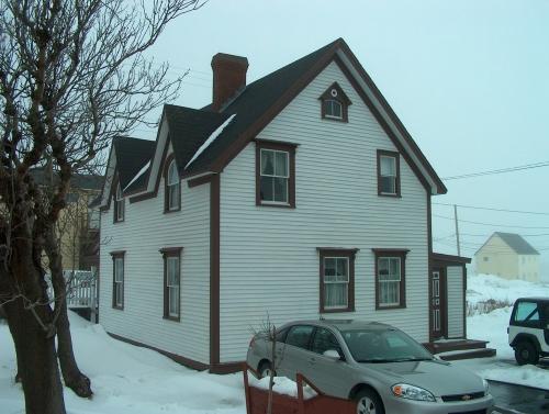 View of the main and right facades of Samson Mifflin House, Bonavista, NL.; © HFNL 2009