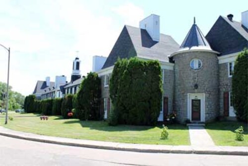 The Britanny Row apartment building, made of stone; Parks Canada | Parcs Canada
