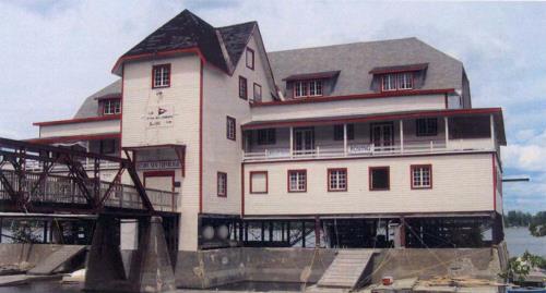 Ottawa New Edinburgh Club Boathouse south façade from the southeast; National Capital Commission (NCC) / CCN, 2004 (Pascal Guindon)