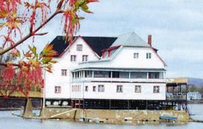 View of Boathouse from the east side; National Capital Commission (NCC) / CCN, 2009 (Eve Wertheimer)