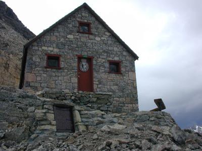 Façade of Abbot Pass Refuge Cabin, showing the harmony of the building with its setting.; Public Works and Government Services Canada / Travaux publics et services gouvernementaux Canada.