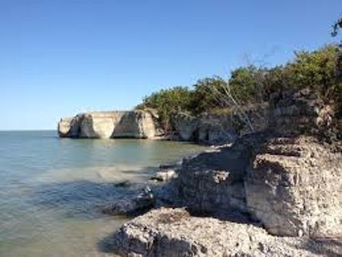 Little Steep Rock Cliffs, Hilbre area, 2013; Historic Resources Branch, Manitoba Tourism, Culture, Heritage, Sport and Consumer Protection, 2014