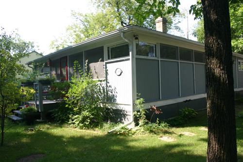 Corner view of Thorson Cottage, Gimli 2013; Historic Resources Branch, Manitoba Tourism, Culture, Heritage, Sport and Consumer Protection, 2014