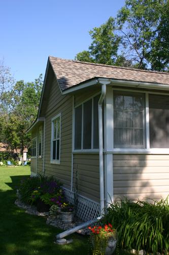 Oblique view along side, Davidson-Wigg Cottage, Gimli 2013; Historic Resources Branch, Manitoba Tourism, Culture, Heritage, Sport and Consumer Protection, 2014