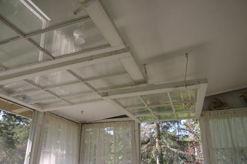 Porch window opening inwards, Davidson-Wigg Cottage, Gimli 2013; Historic Resources Branch, Manitoba Tourism, Culture, Heritage, Sport and Consumer Protection, 2014