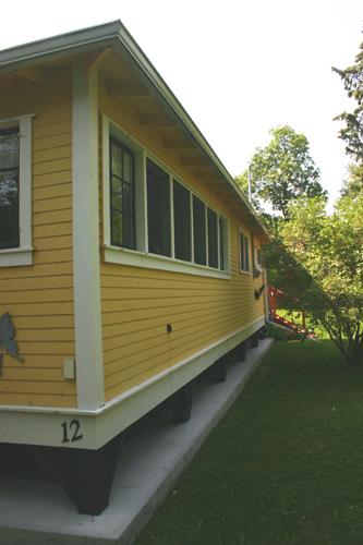 Side oblique view, Mayville Cottage, Gimli 2013; Historic Resources Branch, Manitoba Tourism, Culture, Heritage, Sport and Consumer Protection, 2014