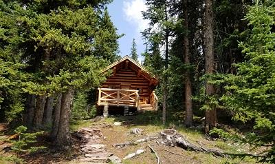 Honeymoon Cabin reinforces the picturesque character of the mountain park setting; Agence Parcs Canada / Parks Canada Agency, 2017.