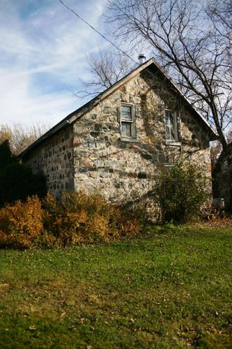 Side view of the Ontario Gothic House, Rapid City area, 2014.; Historic Resources Branch, Manitoba Tourism, Culture, Heritage, Sport and Consumer Protection, 2015