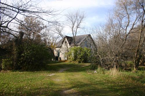 Contextual view of the Ontario Gothic House, Rapid City area, 2014.; Historic Resources Branch, Manitoba Tourism, Culture, Heritage, Sport and Consumer Protection, 2015