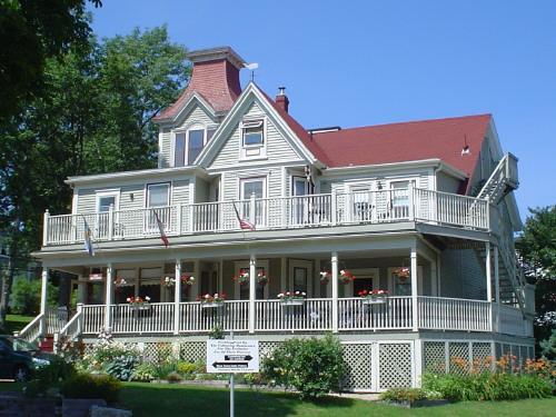 Lunenburg Inn, New Town, Lunenburg, front façade, 2004; Heritage Division, NS Dept. of Tourism, Culture and Heritage, 2004