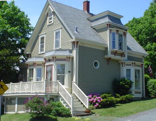 William Godley House, Old Town Lunenburg, Kempt Street elevation, 2004; Heritage Division, Nova Scotia Department of Tourism, Culture & Heritage, 2004