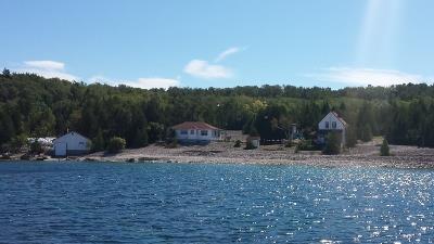 General view of Flowerpot Island Lighouse showing related buildings; Parks Canada Agency | Agence Parcs Canada, S. Desjardins, 2015.