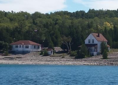 General view showing both the lightkeeper’s and the assistant lightkeeper’s dwellings of Flowerpot Island Ligthhouse; Parks Canada Agency | Agence Parcs Canada, S. Desjardins, 2015.