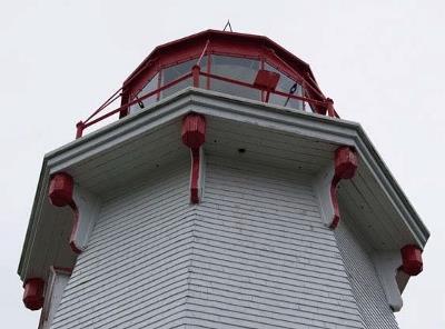 Detail of Panmure Head Ligthhouse showing its corbelled cornice and octagonal cast-iron lantern in 2007; Public Works and Government Services Canada | Travaux publics et Services gouvernementaux Canada
